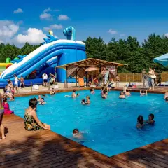 Rodzinna zabawa w wodzie i na dmuchanych zjeżdżalniach. Wspaniałe parki rozrywki lubelskie oferują ochłodę i radość dla każdego.