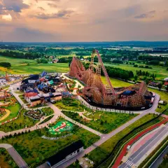 Widok z lotu ptaka na park rozrywki Energylandia z drewnianą kolejką górską. Warto mieć fast pass, by uniknąć kolejek.