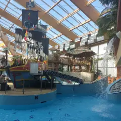 Wesoły aquapark w Czechach z pirackim statkiem, zjeżdżalniami i wodospadem. Idealne miejsce na rodzinną zabawę.