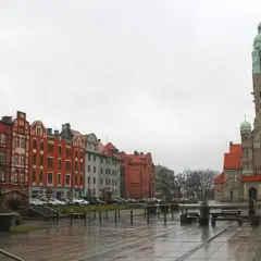 Ruda Śląska atrakcje: imponująca bazylika i kamienice tworzą malowniczy widok.