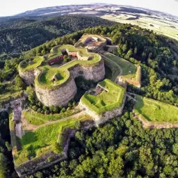 Twierdza Srebrna Góra, jedna z największych atrakcji Dolnego Śląska, majestatycznie wznosi się wśród zielonych wzgórz.