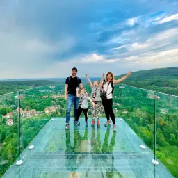 Rodzina cieszy się widokiem z tarasu widokowego skywalk Świeradów.