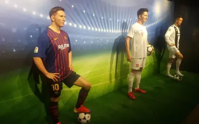 Woskowe figury piłkarzy: Messiego, Lewandowskiego i Ronaldo w muzeum figur woskowych Łeba.