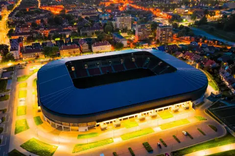 Wieczorne światła rozświetlają stadion i okoliczne osiedla. To jedna z głównych tychy atrakcje, która nocą prezentuje się imponująco.