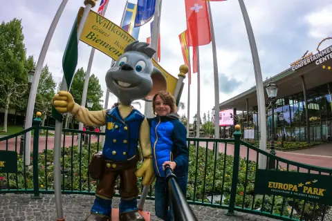 Chłopiec z maskotką w Europa-Park, największym parku rozrywki w Niemczech.