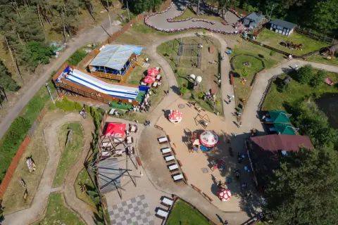 Rodzinny park przygód i edukacji Górecznik oferuje zjeżdżalnie, place zabaw, gokarty i modele dinozaurów.