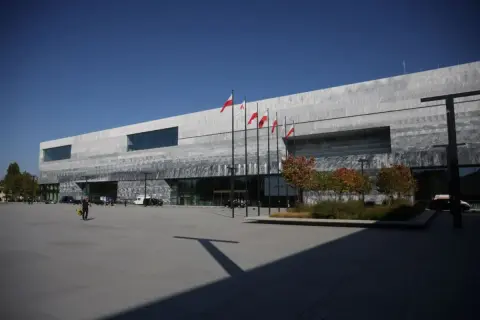 Nowoczesne muzeum historii Polski otwarcie. Flagi biało-czerwone powiewają przed budynkiem.