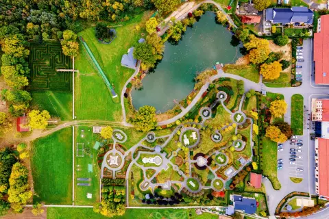 Park miniatur Olszowa z labiryntem, jeziorem i miniaturowymi budowlami.