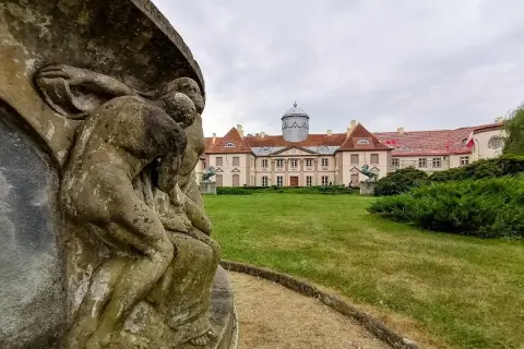 Kamienna rzeźba przed pałacem w Miliczu. Odkryj urokliwe milickie atrakcje i poczuj ducha historii.