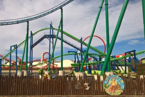 Tor RMF Dragon Roller Coaster, z zielonymi i niebieskimi torami, zapowiada ekscytującą jazdę i maksymalną prędkość.