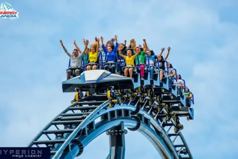 Ludzie na kolejce górskiej w Energylandii przeżywają największe przeciążenie, krzycząc z radości.
