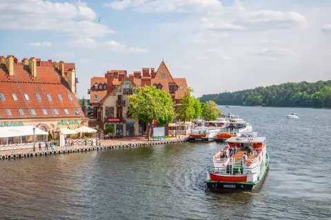Port w Giżycku, cumujące statki i urokliwe kamieniczki. Wspaniałe gizycko atrakcje dla każdego.