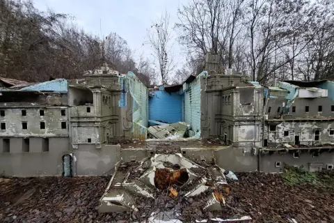 Zniszczony park miniatur sakralnych Złota Góra. Ruiny budowli, zniszczone schody i opadłe liście tworzą ponury krajobraz.