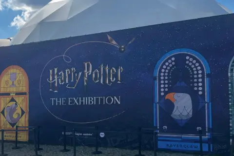 Witaj w magicznym świecie! Harry Potter The Exhibition w Krakowie zaprasza na niezwykłą podróż. Zobacz domy Hogwartu i poczuj magię!