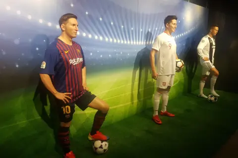 Woskowe figury piłkarzy: Messiego, Lewandowskiego i Ronaldo w muzeum figur woskowych Łeba.