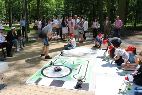 Dzieci budują roboty w parku fizyki Nowa Sól.