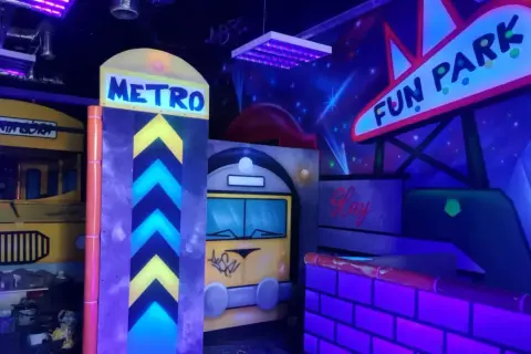 Kolorowy, neonowy fun park w Jeleniej Górze z motywem metra i pociągu.