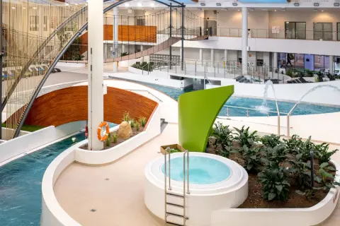 Nowoczesny park wodny Tychy z jacuzzi, zjeżdżalnią i mostkami linowymi.