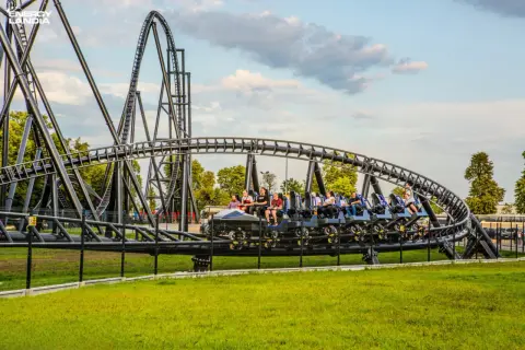 Pasażerowie na najwyższym rollercoasterze w Energylandii przeżywają emocje na zakręcie.