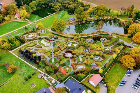 Park miniatur sakralnych w Olszowej zachwyca jesiennymi barwami. Miniatury kościołów i kaplic otoczone są zadbanymi ogrodami i alejkami.