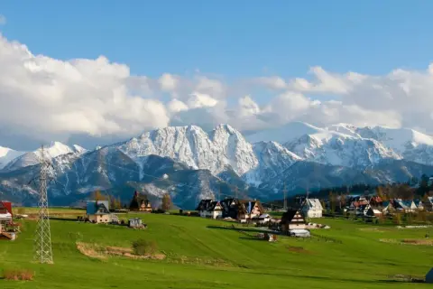 Ząb: malownicza miejscowość z tradycyjną architekturą i zapierającymi dech w piersiach widokami na ośnieżone Tatry. Atrakcje dla miłośników gór.