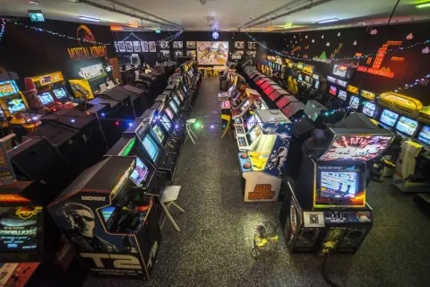 Niesamowite muzeum automatów w Krakowie. Rzędy klasycznych gier z lat 80. i 90. przyciągają graczy.
