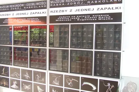 Muzeum Rekordów i Osobliwości w Rabce-Zdroju prezentuje unikatową kolekcję rzeźb z jednej zapałki autorstwa Anatola Karoń.