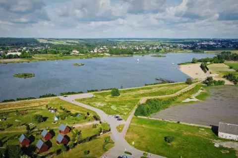 Kraśnik atrakcje: malownicze jezioro z wyspami, piaszczysta plaża, molo, domki kempingowe i pola lawendy tworzą idealne miejsce na wypoczynek.