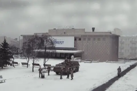 Park makiet mikroskala: zimowy dzień przed kinem Moskwa, z czołgiem i żołnierzami.