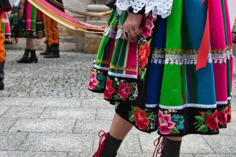 Kolorowe spódnice i pasiaste spodnie, część barwnych łowickich atrakcji.