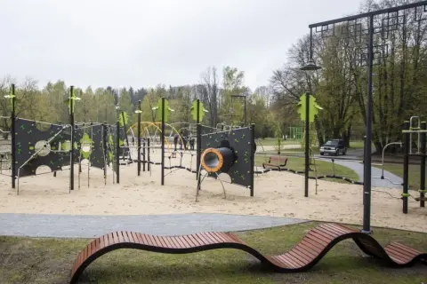 Nowoczesny plac zabaw w największym parku w Łodzi. Piaskownica, zjeżdżalnie i huśtawki zachęcają do zabawy.