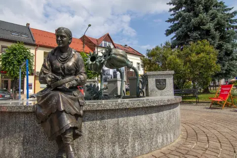 Fontanna z figurą kobiety i maków. Atrakcje Podhala, w tym Ziemia Makowskie, przyciągają turystów.