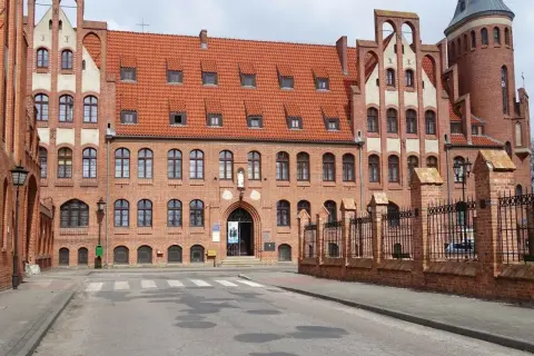 Gotycka architektura w Chełmnie. Zobaczysz tu zabytkowe budynki, które są jednymi z głównych atrakcji miasta.