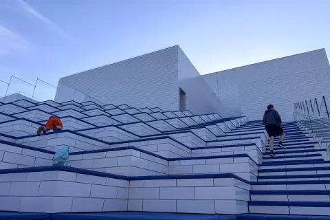 Dzieci bawią się na schodach przed Lego House w Billund.