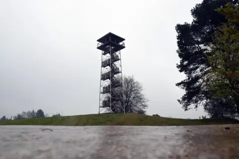 Wieża widokowa na górze lemana, z której roztacza się widok na jesienny krajobraz.