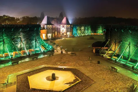 Nocne iluminacje tężni solankowych w Inowrocławiu, jedne z najciekawszych atrakcji Kujaw i Pomorza.