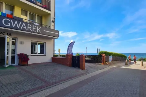 Recepcja pensjonatu "Gwarek" w Ustroniu Morskim, z widokiem na morze. Idealne miejsce na wakacje w western parku.