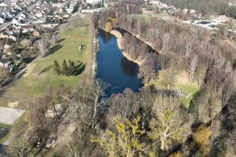 Widok z lotu ptaka na park drogowskazów w Witnicy. Jezioro, boisko, korty tenisowe i zabudowania mieszkalne.