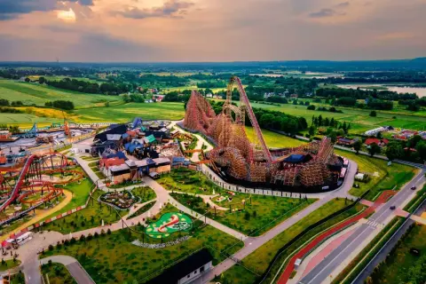 Widok z lotu ptaka na park rozrywki Energylandia z drewnianą kolejką górską. Warto mieć fast pass, by uniknąć kolejek.