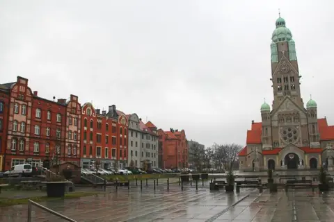 Ruda Śląska atrakcje: imponująca bazylika i kamienice tworzą malowniczy widok.