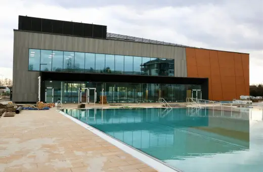 Nowy aquapark Zakrzów z basenem i nowoczesną architekturą.