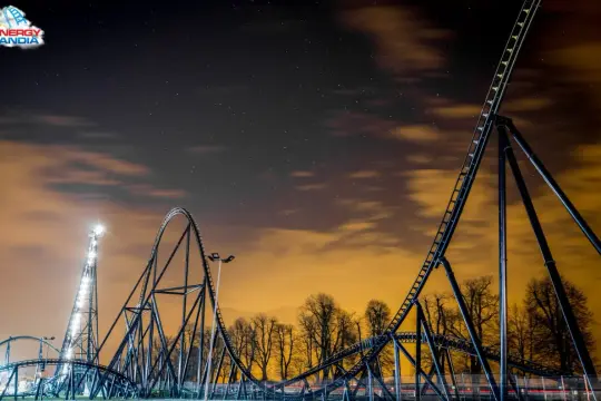 Nocne niebo nad Energylandią. Kolejka Hyperion w całej swojej okazałości, jej imponująca **wysokość** robi wrażenie.