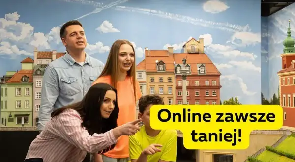 Rodzina na tle miniaturowej Warszawy, zachęca do zakupu biletów online. Kolejkowo Warszawa zaprasza!