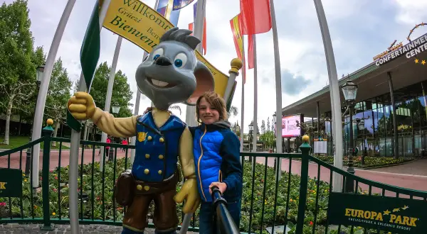 Chłopiec z maskotką w Europa-Park, największym parku rozrywki w Niemczech.