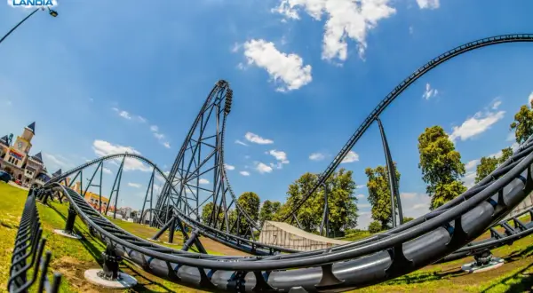 Hyperion w Energylandii to mega coaster, który zapewnia niesamowitą prędkość i emocje.
