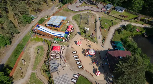 Rodzinny park przygód i edukacji Górecznik oferuje zjeżdżalnie, place zabaw, gokarty i modele dinozaurów.