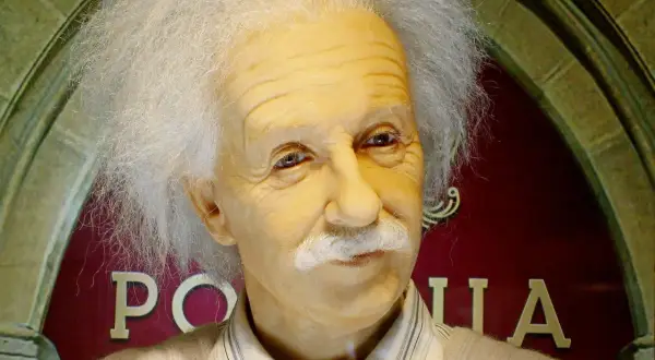 Figurka Einsteina w muzeum figur woskowych Kraków. Jego charakterystyczna fryzura i wąsy przyciągają wzrok.