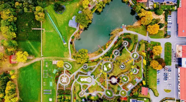 Park miniatur Olszowa z labiryntem, jeziorem i miniaturowymi budowlami.