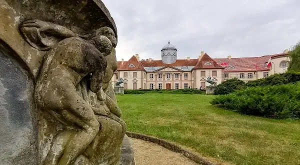 Kamienna rzeźba przed pałacem w Miliczu. Odkryj urokliwe milickie atrakcje i poczuj ducha historii.