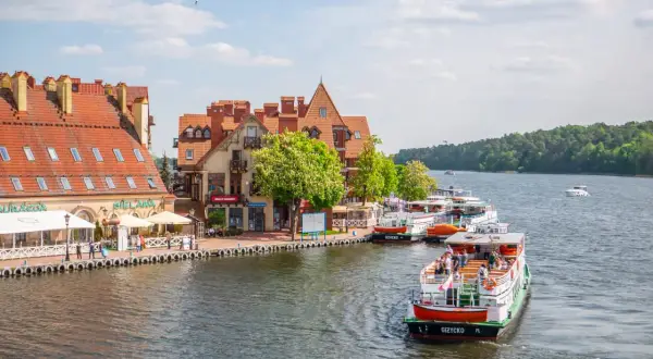 Port w Giżycku, cumujące statki i urokliwe kamieniczki. Wspaniałe gizycko atrakcje dla każdego.